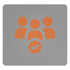 Drei orangefarbene Personensymbole mit einem Häkchen auf schwarzem Hintergrund.