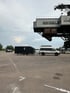 Mercedes Campervan mit großem Anhänger im Reisewagendienst-Design auf Industriegelände – mobiler Fahrzeugausbau mit Transportlösung für individuelle Camperprojekte