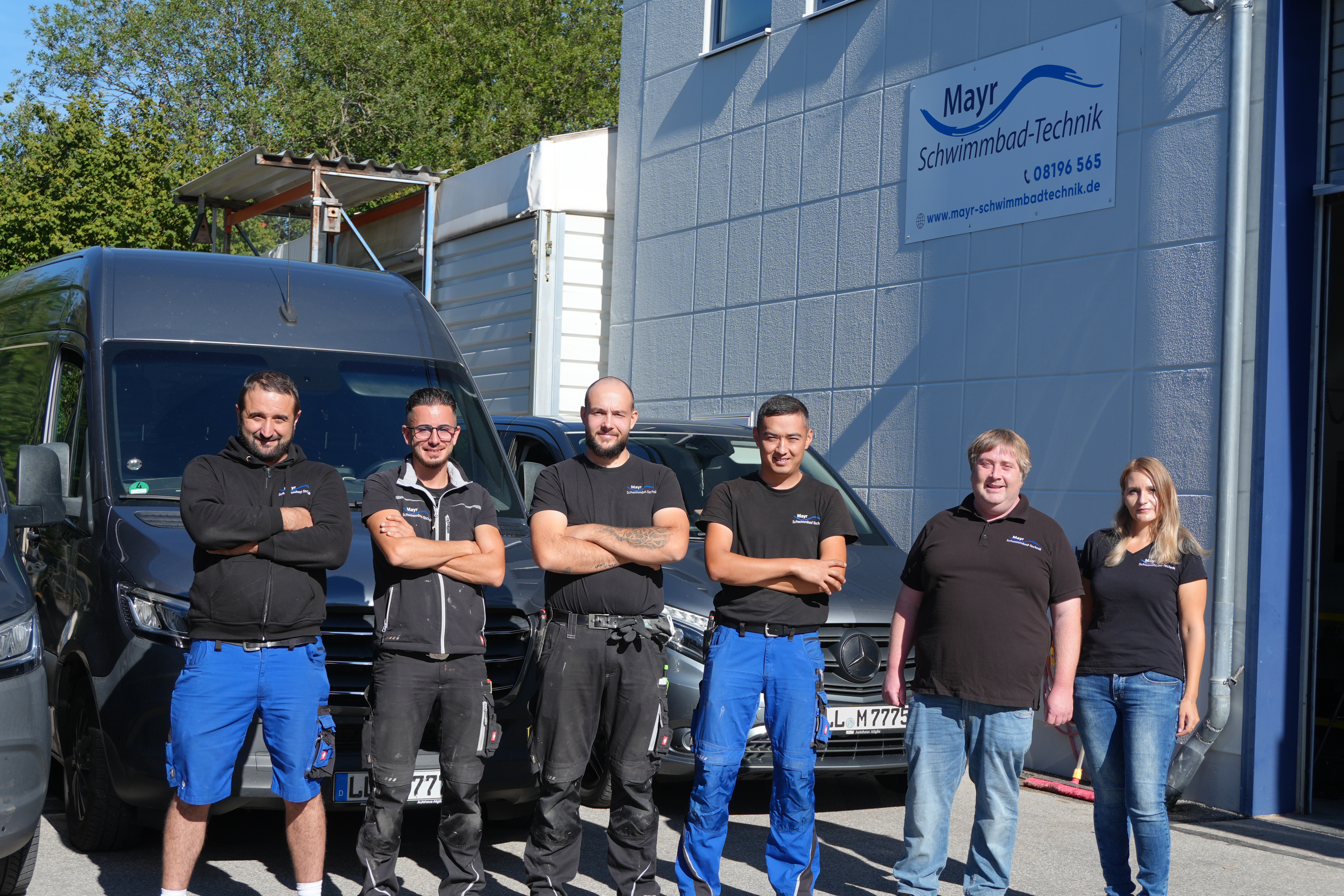 Das Team von Mayr Schwimmbadtechnik vor dem Firmengebäude