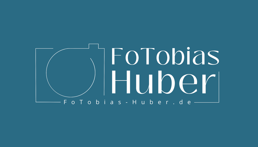 Logo: FoTobias Huber, FoTobias-Huber.de, mit Kamera-Symbol auf blaugrünem Hintergrund.