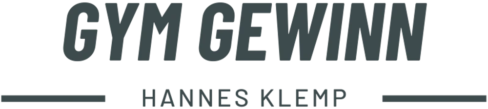 GYM GEWINN HANNES KLEMP Logo auf dunkelgrünem Hintergrund.