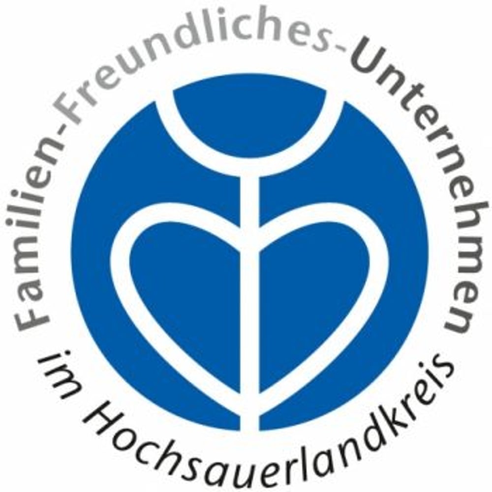 Blaues Logo mit stilisiertem Herz und Schriftzug "Familien-Freundliches-Unternehmen im Hochsauerlandkreis".