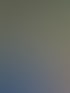 Ein Techniker installiert Glasfaserkabel in einem geöffneten Verteilerkasten neben einem Graben und einer Rüttelplatte.