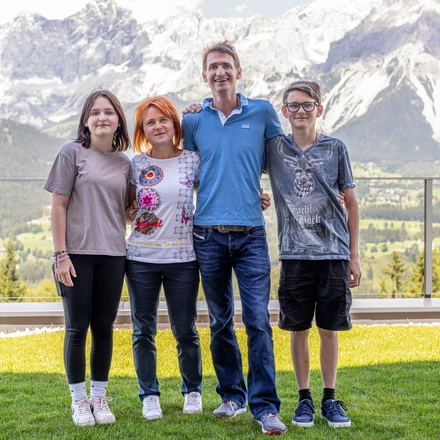 Stefan mit seiner Familie vor den Bergen