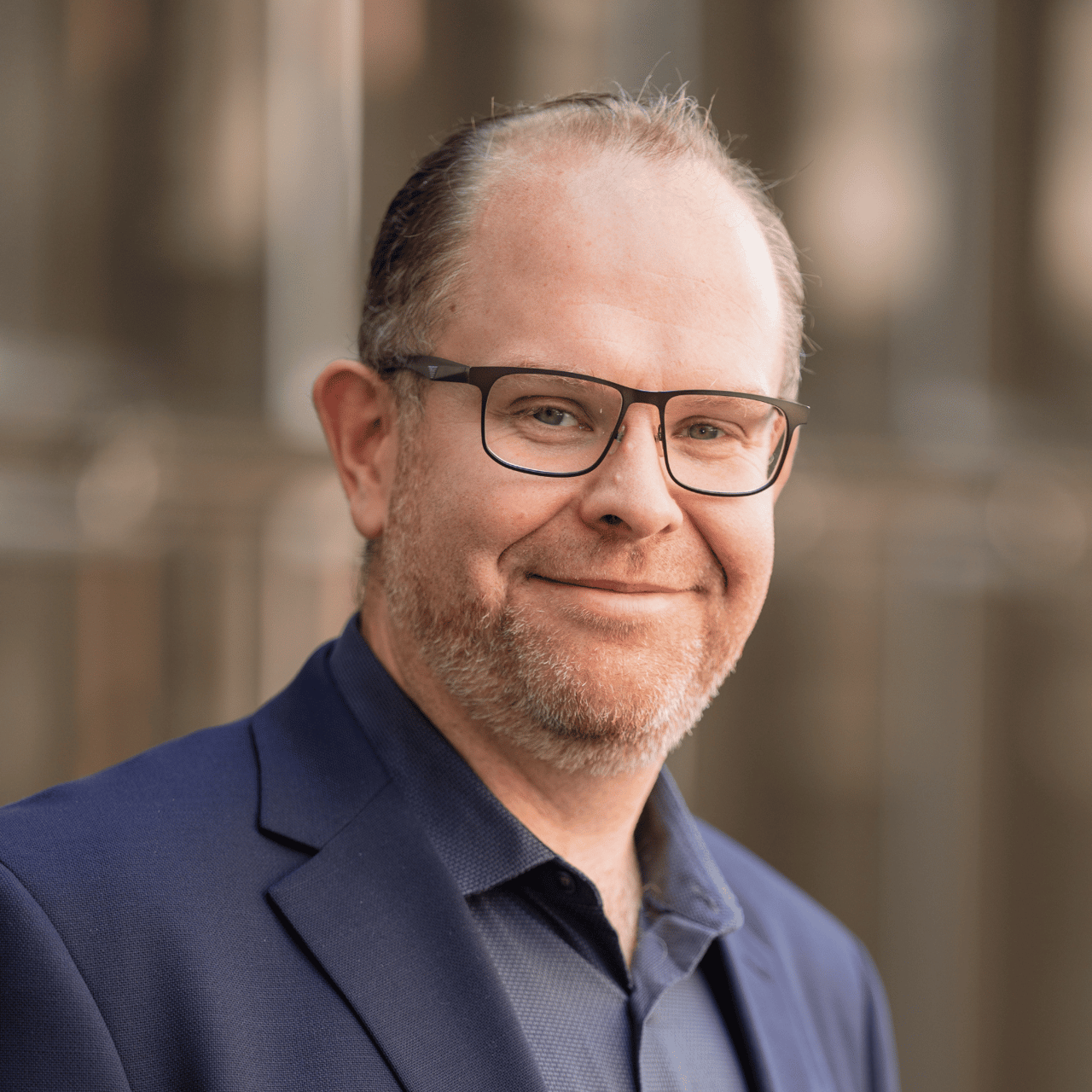 Florian Müller, Gründer der ecom flow GmbH, im Telefongespräch am Schreibtisch.