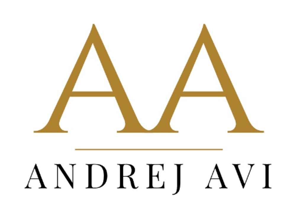 Goldene Buchstaben AA über der Aufschrift ANDREJ AVI.