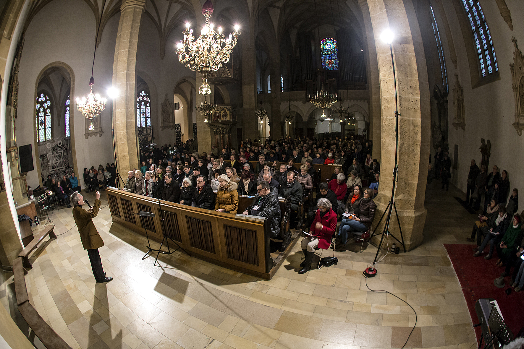 Christian Dreo conducting the open singing in the Stadtpfarrkirche, Voices of Spirit 2017, Graz