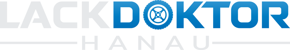Logo Lack Doktor Hanau in Weiß und Blau, mit einem Radsymbol im "O" von Doktor.