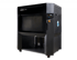 Schwarzer, großer 3D-Drucker mit "stratasys" Logo, Display und orangefarbenem Knopf.