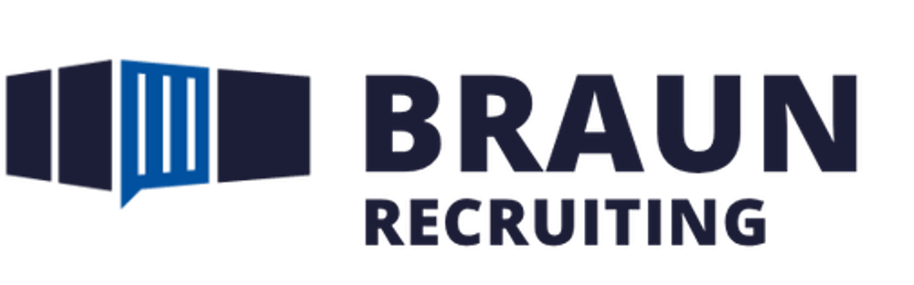 Logo für Braun Recruiting mit drei Rechtecken, das mittlere ist eine blaue Sprechblase mit drei weißen Linien.