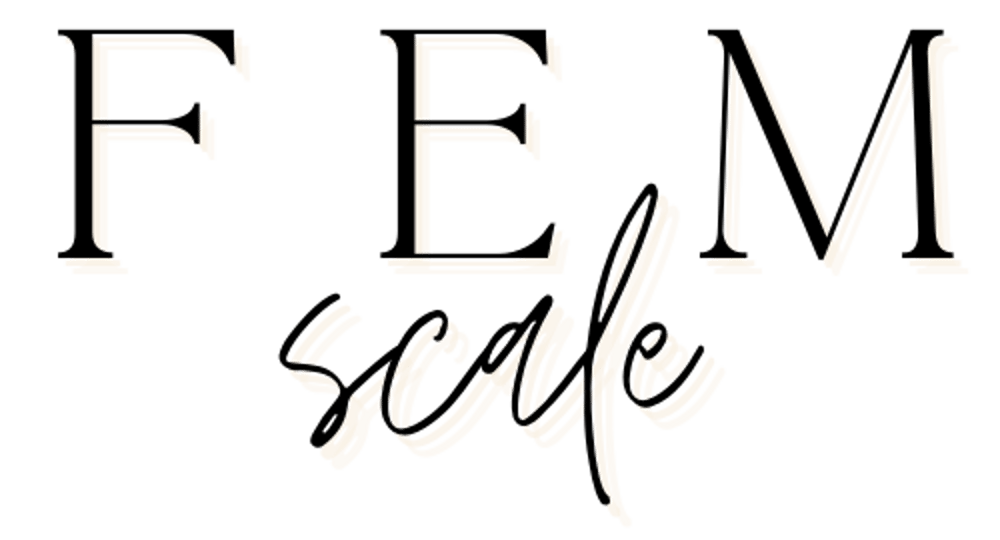 „FEM scale“ in schwarzer, serifenschriftartiger Großschrift über „scale“ in schwarzer, kursiver, pinselstrichartiger Schrift auf grünem Hintergrund.