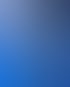 Blaue Bohrspitze in einer CNC-Maschine, umgeben von weiteren Maschinenteilen.