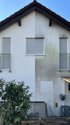 Vorher-Nachher-Vergleich einer Algen- und Schimmelentfernung an einer Hausfassade – Fachgerechte Fassadenreinigung in Rheinfelden.