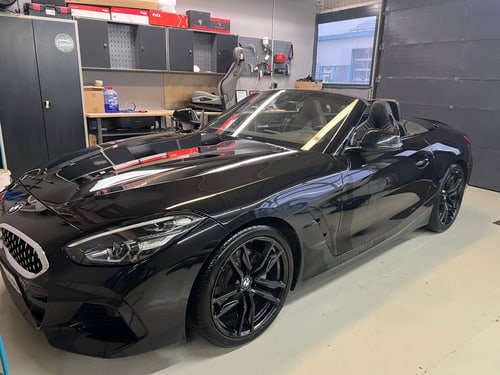 Schwarzer BMW Z4 in der Werkstatt in Kehl-Auenheim