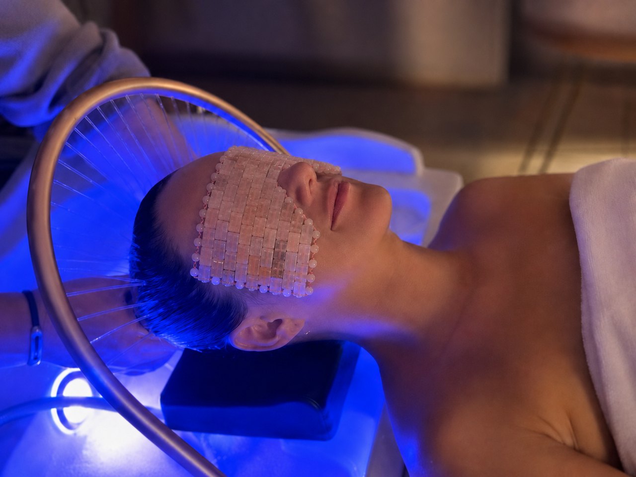 Kopfhautmassage unter fließendem Wasser beim Japanese Head Spa im SWON Studio in Pforzheim