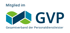 Logo des GVP (Gesamtverband der Personaldienstleister) mit stilisiertem Unendlichzeichen und Schriftzug „Mitglied im GVP“.