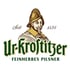 Ur-Krostitzer Logo mit Mann im Hut, darunter "Ur-Krostitzer FEINHERBES PILSNER", links "Seit", rechts "1534".