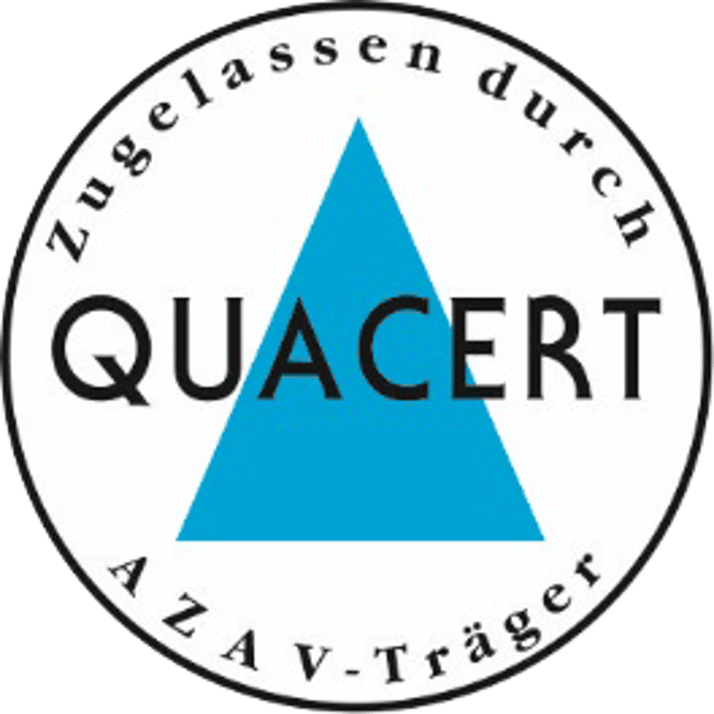 Rundes QUACERT-Logo mit blauem Dreieck und Text "Zugelassen durch QUACERT A Z A V-Träger".