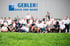 Gruppenfoto der Gebler Dach und Wand GmbH Mitarbeiter vor dem Firmengebäude.