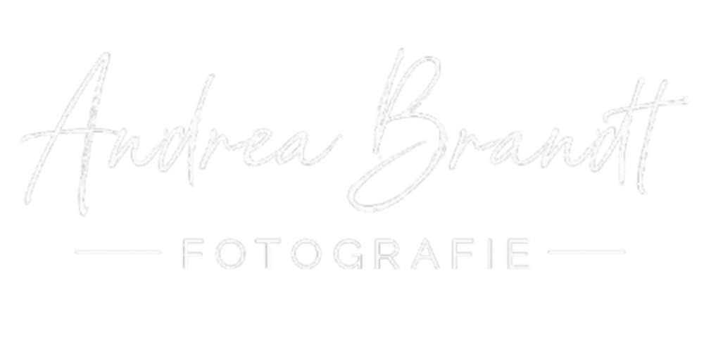 Andrea Brandt Fotografie-Logo in Weiß auf dunklem Grün.