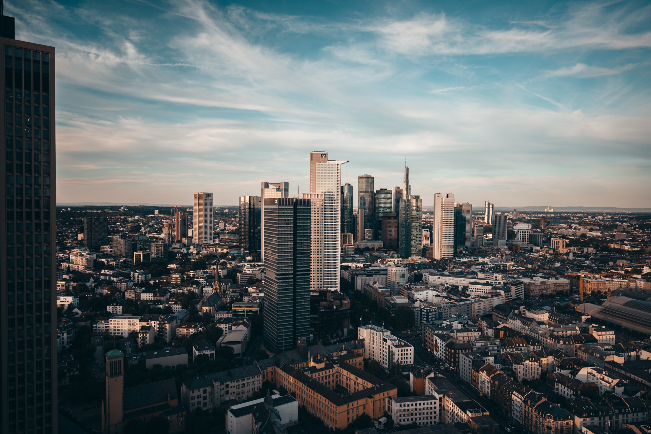 Blick aus dem Büro von Salus Digital im Grand Tower auf die Frankfurter Skyline