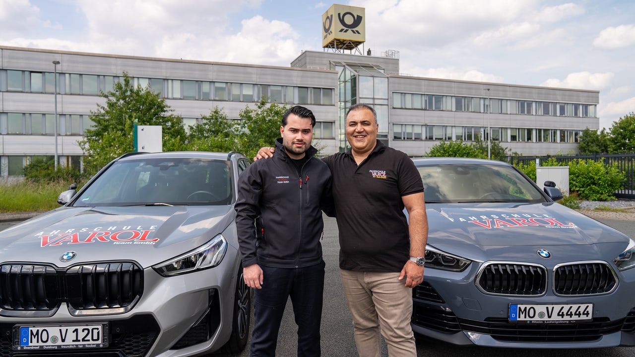 Fahrlehrer der Fahrschule Varol vor dem BMW-Fuhrpark