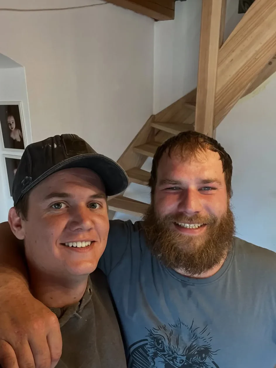 Tým BN Woodwork před dřevěným schodištěm