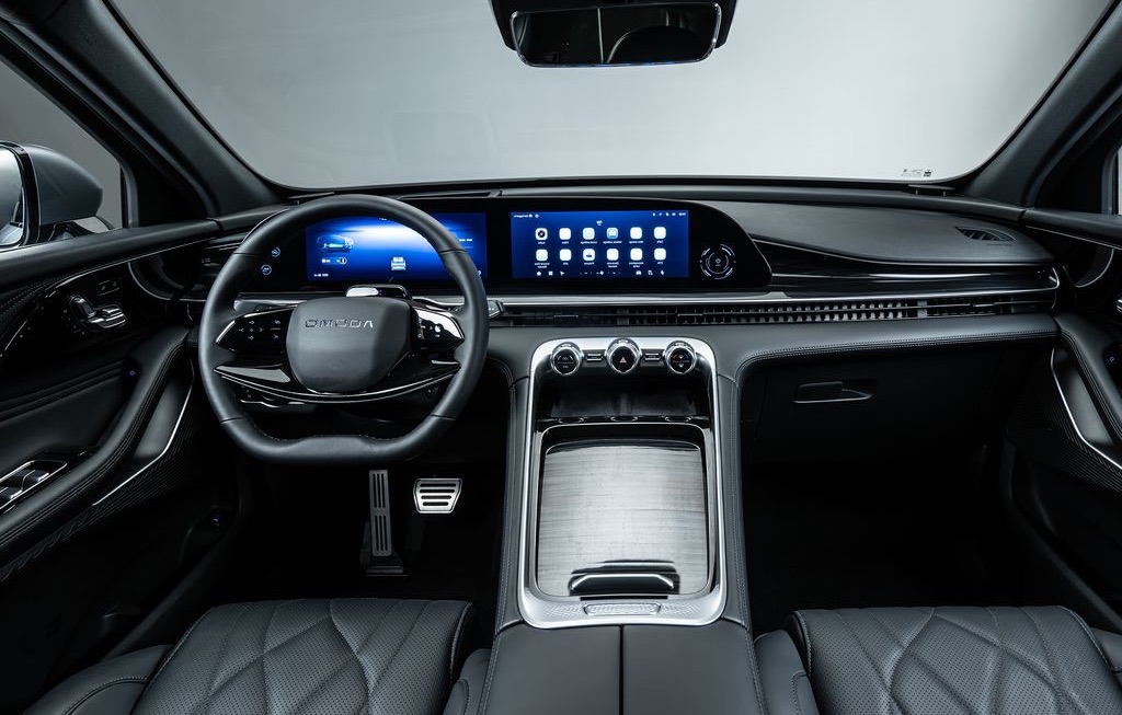 Omoda 9 Cockpit mit Doppel-Display