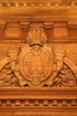 Detailaufnahme einer Holzschnitzerei im Bundesverwaltungsgericht Leipzig