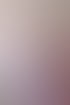 Eine lächelnde Frau mit grauen Haaren steht vor einem Monitor mit Diagrammen und erklärt eine Datenanalyse.