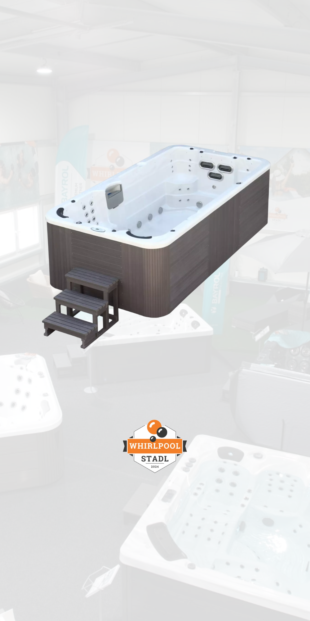 Familie entspannt in einem Swim Spa vor einem modernen Haus mit Stadtblick bei Sonnenuntergang.