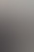 Ein Techniker bedient eine industrielle Koordinatenmessmaschine zur präzisen Qualitätskontrolle von Bauteilen.