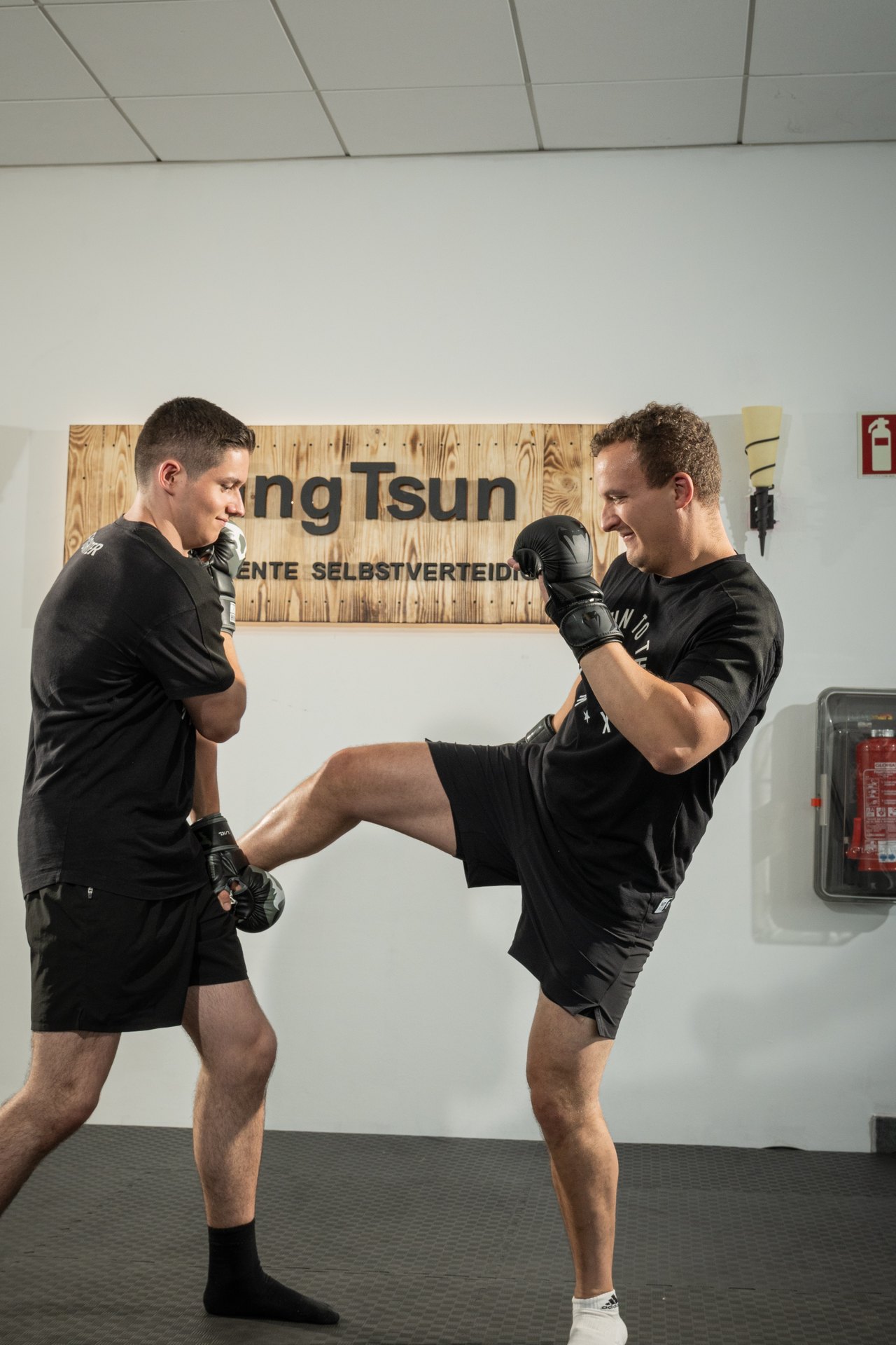 Zwei Trainer von WT Selfdefense bei einer Partnerübung im Trainingsraum
