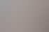 Vier weinende Brautjungfern in beige Kleidern betrachten eine Braut im weißen Hochzeitskleid mit Schleier in einem Wohnraum.