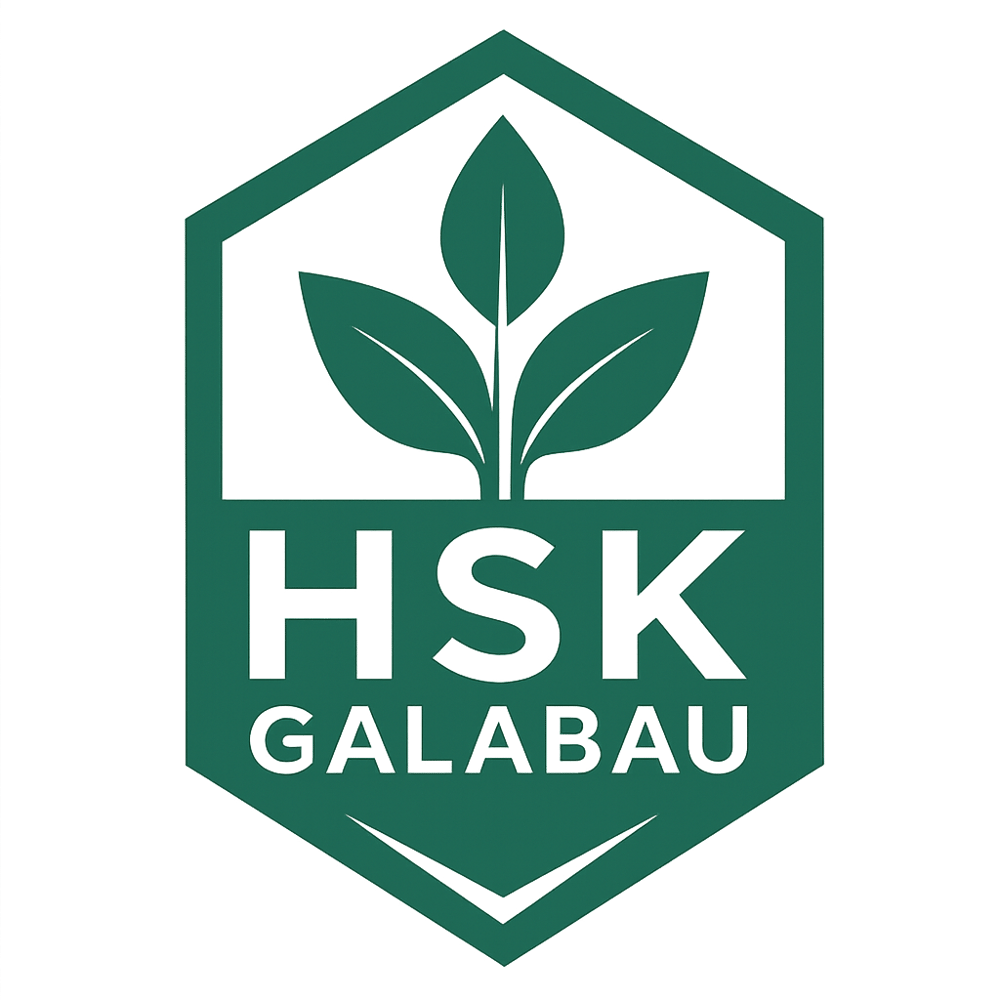 Grünes Logo mit Blättern und dem Text "HSK GALABAU" in einem hexagonalen Rahmen.