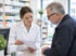 Apothekerin bespricht mit einer Kundin die Medikationsliste