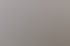Vier junge Erwachsene stapeln lachend ihre Hände in einem hellen Büro aufeinander.