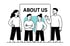 Vier Personen stehen vor einem großen Schild mit der Aufschrift „ABOUT US“.