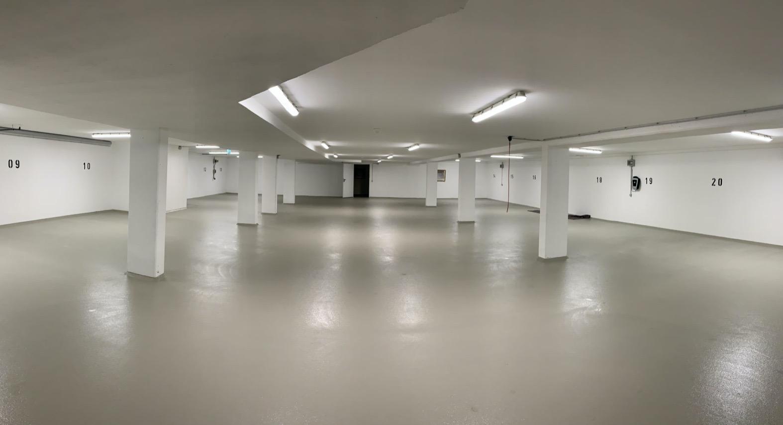 Tiefgarage des Ensembles in Oftersheim mit nummerierten Stellplätzen