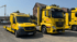 Ein Autotransporter der Hess Fahrzeuglogistik mit mehreren blauen Neuwagen beladen
