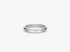 Silberner Ring mit mehreren runden, eingelassenen Diamanten auf einem weißen Hintergrund.
