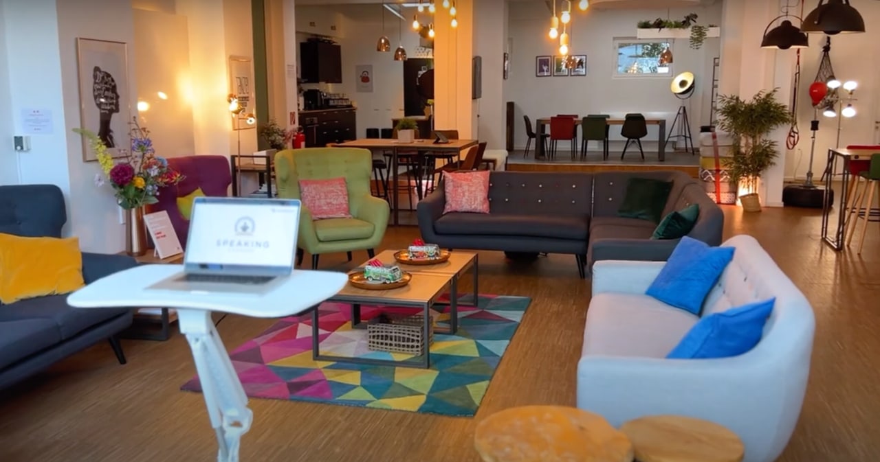 Lounge mit Präsentationsplatz und Laptop-Stehpult in der Heldraumstation