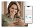 Lachende Frau schaut auf ein Smartphone, das sie mit beiden Händen hält, daneben eine Smartphone-App mit Diagrammen.