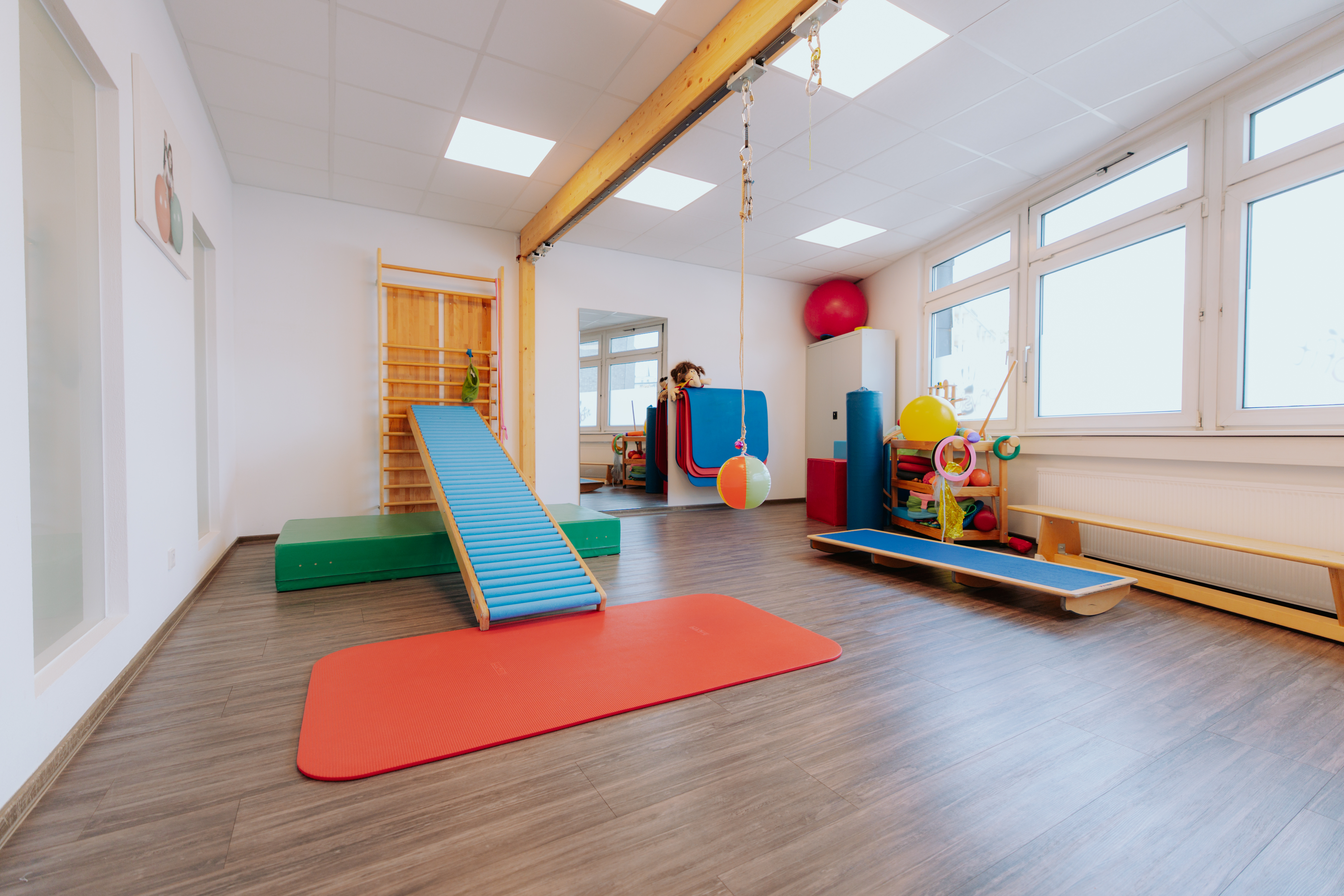 Therapeutische Behandlung eines Babys in der Kindertherapie