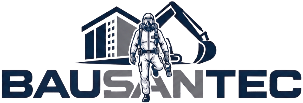 Bausantec-Logo mit Person in weißem Schutzanzug vor Gebäudesilhouette und Bagger auf schwarzem Hintergrund.