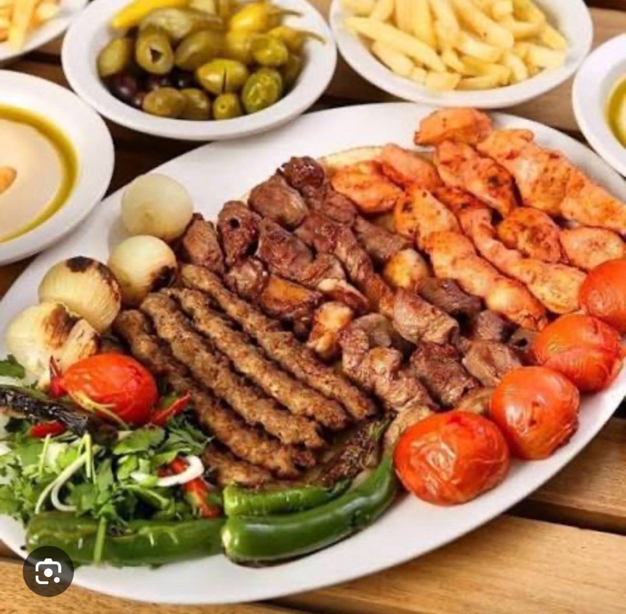 Grosser Grillteller mit Beilagen