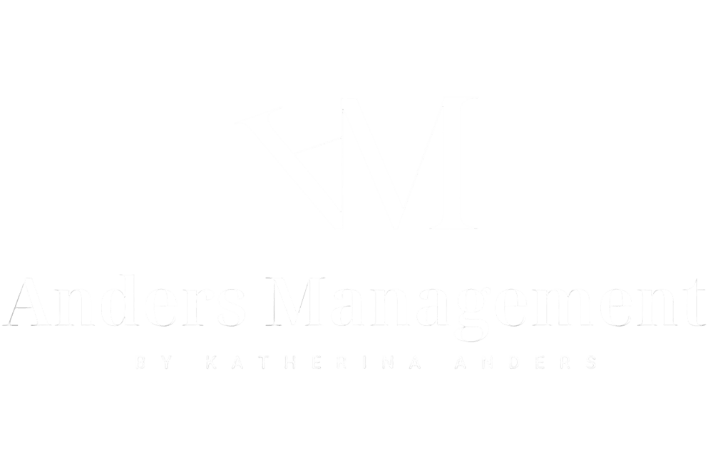 Logo von Anders Management mit stilisierten weißen Buchstaben "WA" und dem Text "Anders Management by Katherina Anders" auf grünem Hintergrund.
