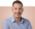 Patrick Makar in blauem Hemd