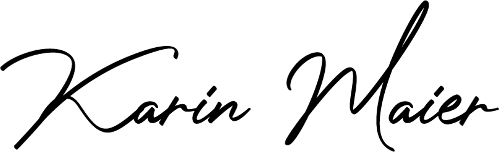 Karin Maier in schwarzer Schreibschrift auf grünem Hintergrund.