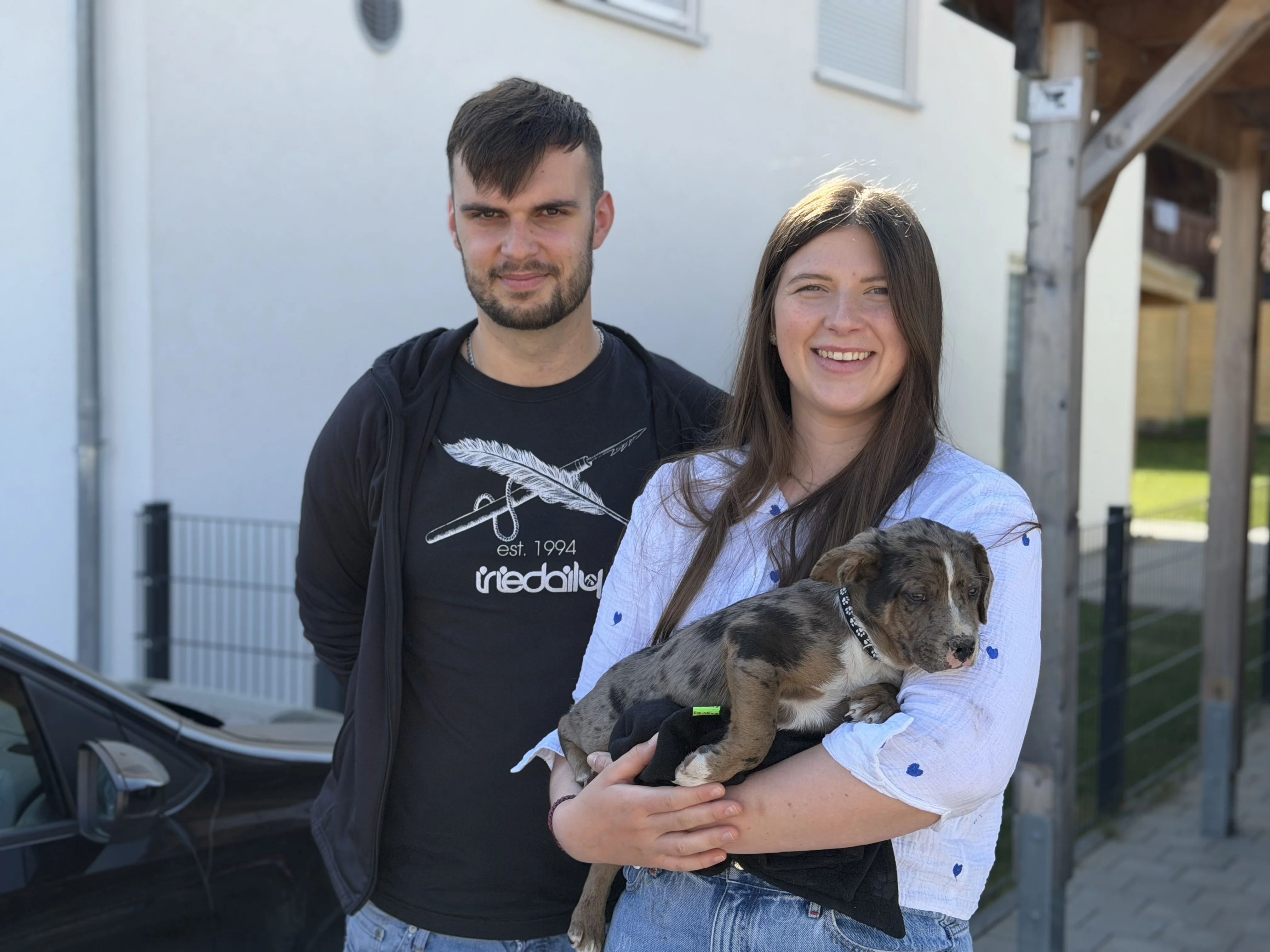 Christina und Maxi mit ihrem Welpen Bruce am Einzugstag
